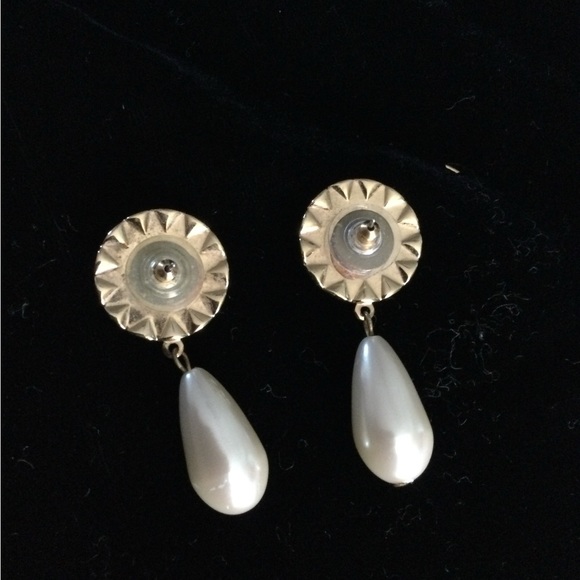 Beautiful Gold Pearl Drop  Earrings - Picture 4 of 4